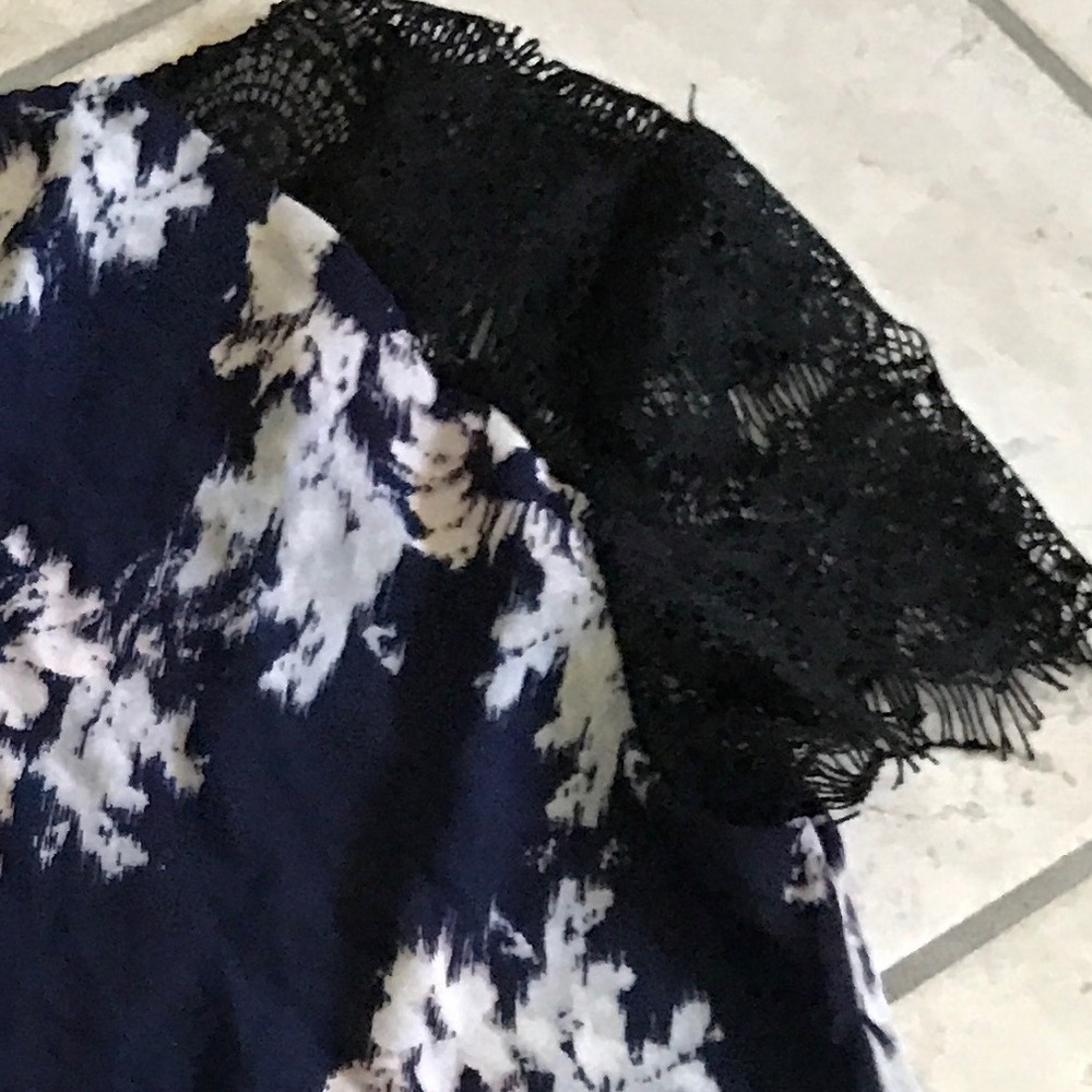 Xhilaration blue floral top w. lace sleeve detail - Picture 2 of 3